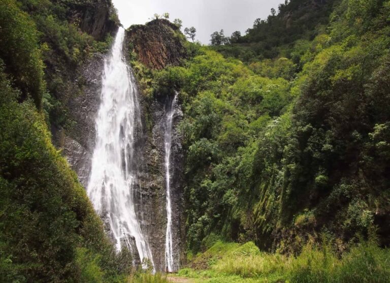 Manawaiopuna Falls, known as Jurassic Falls